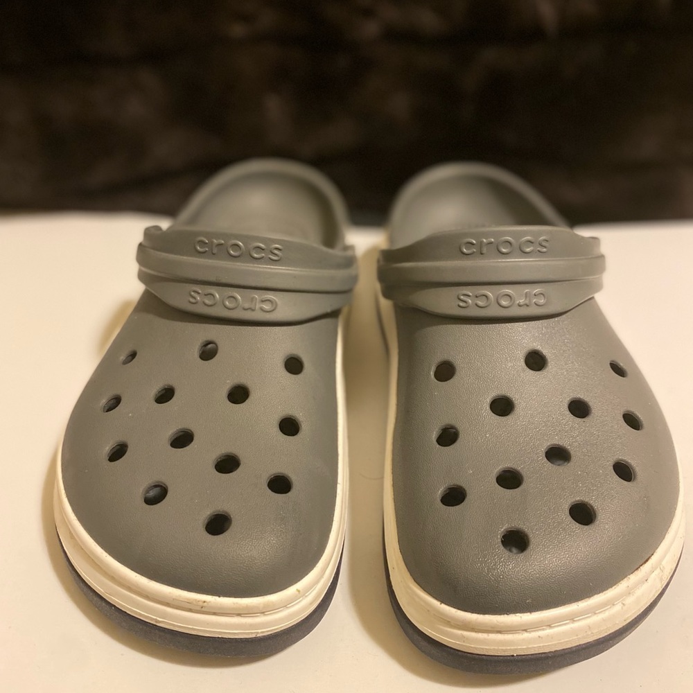 CROCS UNISEX GRAY/WHITE MENS SZ 7 WOMENS SZ 9 PRE OWNED